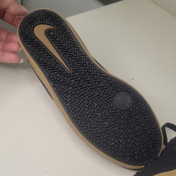 Nike Big Kids Black and Tan Sneakers Sz 4y Boys Good Condition - Picture 7 of 8